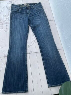 Farah Women's Flare Jeans in Dark Blue Wash